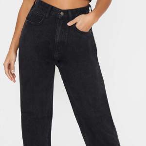 Raka svarta jeans med slits från PrettyLittleThing. Storlek Petite 34. Skirv för tydligare mått. Ny, aldrig använda. Frakt ingår. Pris kan diskuteras!