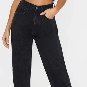 Raka jeans med slits - Raka svarta jeans med slits från PrettyLittleThing. Storlek Petite 34. Skirv för tydligare mått. Ny, aldrig använda. Frakt ingår. Pris kan diskuteras!