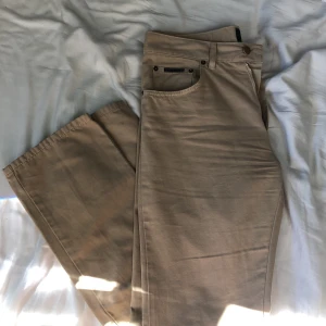 jeans från gant.  - Beigea jeans från gant. Bra längd på mig som är 174 cm lång. De sitter för tajta runt höfterna på mig. De sitter ungefär som ett par rowe jeans från weekday. Jag köpte dem från Stockholms stadsmission från början. I jättefint skick och ser nya ut.