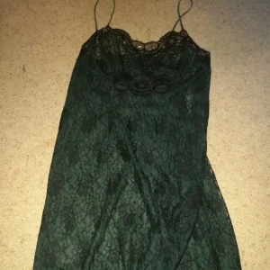Mörkgrön goth klänning - Mörkgrön goth Lace klänning, storlek M/L. Bra kvalitet. Köpt secondhand. Hund och katt finns i hemmet. Köparen betalar frakt