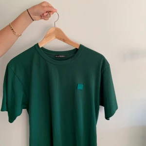 Acne tröja - Säljer en mörkgrön acne t shirt, jättefint skick då den nästan aldrig kommit till användning. Nypris 1000, mitt pris 450 inklusive frakt vid snabb affär kan priset diskuteras!
