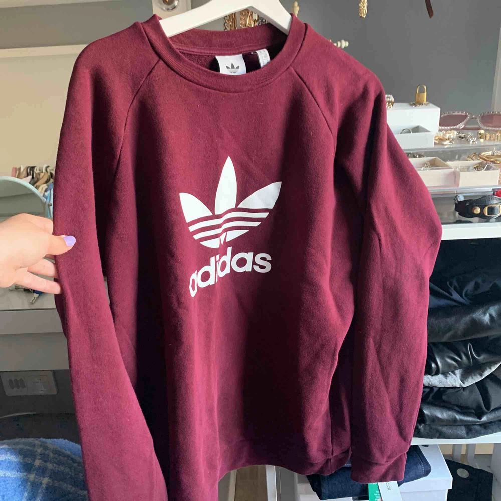 Adidas tröja i vinröd storlek m | Plick Second Hand