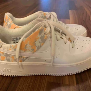  - Helt oanvända Nike air force, vet inte riktigt vad just denna modell heter dock då det var ett tag sedan dom köptes! Strl 42, 27 cm, men små i storleken så passar även 41. 