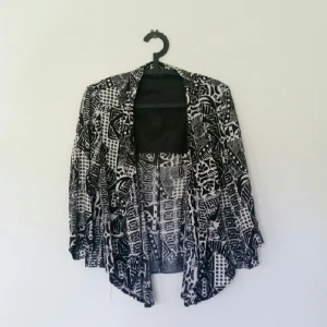  - Mönstrad casual kavaj utan knäppning från new look. Står UK 12 i den men är liten, passar mig som är 36 perfekt. Knappt använd, i nyskick.