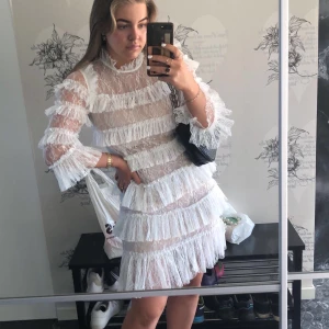 By Malina Klänning - Endast använd en gång! Otroligt vacker med smickrande passform. Beige innertyg. Nypris ca 2000kr.