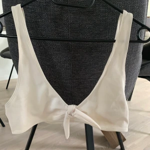 Bikinitop - Creamvit bikinitop från asos, använd två gånger så i mycket bra skick. 