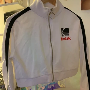 Kodak tröja  - En tröja/kofta från hm, tröjan har dragkedja hela vägen så det kan bli en kofta,bra skick:)köparen står för frakt