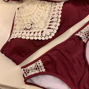 Bikini - Säljer min vinröda bikini använd ett fåtal gånger efter som att den inte riktigt passar mig,köpte den på wish men tycker den är i bra skick ,passar bra nu när sommaren kommer :) köparen står för frakten                           