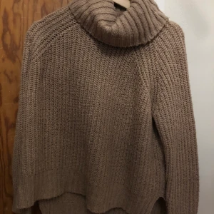 Stickad beige polotröja  - Riktigt snygg polotröja! Den har två slitsar i sidorna som man kan se på bilden om man zoomar typ. Lite längre i bak än fram vilket jag gillar! Bra skick