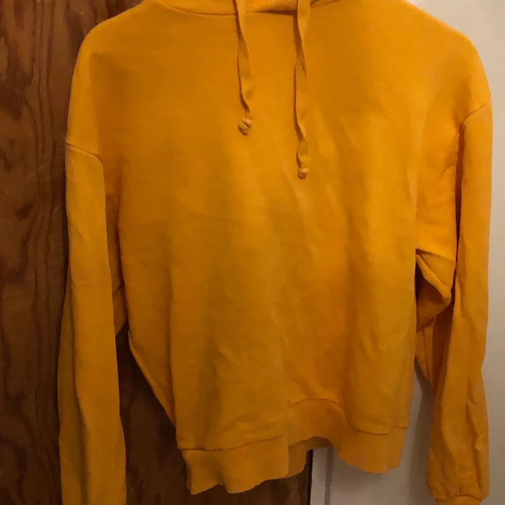 Orange hoodie från na-kd. Modellen heter basic hoodie tror jag om ni vill kolla på hur den sitter på och så!. Hoodies.