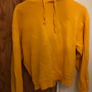 Orange Nakd hoodie  - Orange hoodie från na-kd. Modellen heter basic hoodie tror jag om ni vill kolla på hur den sitter på och så!