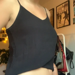 Svart linne från Weekday - svart linne med fin urringning från weekday. Mycket bra skick, perfekt till sommaren🌟