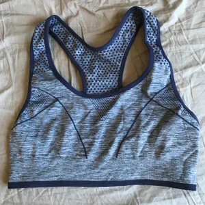 Sport-bh i storlek medium  - Oanvänd sport-bh i storlek medium 