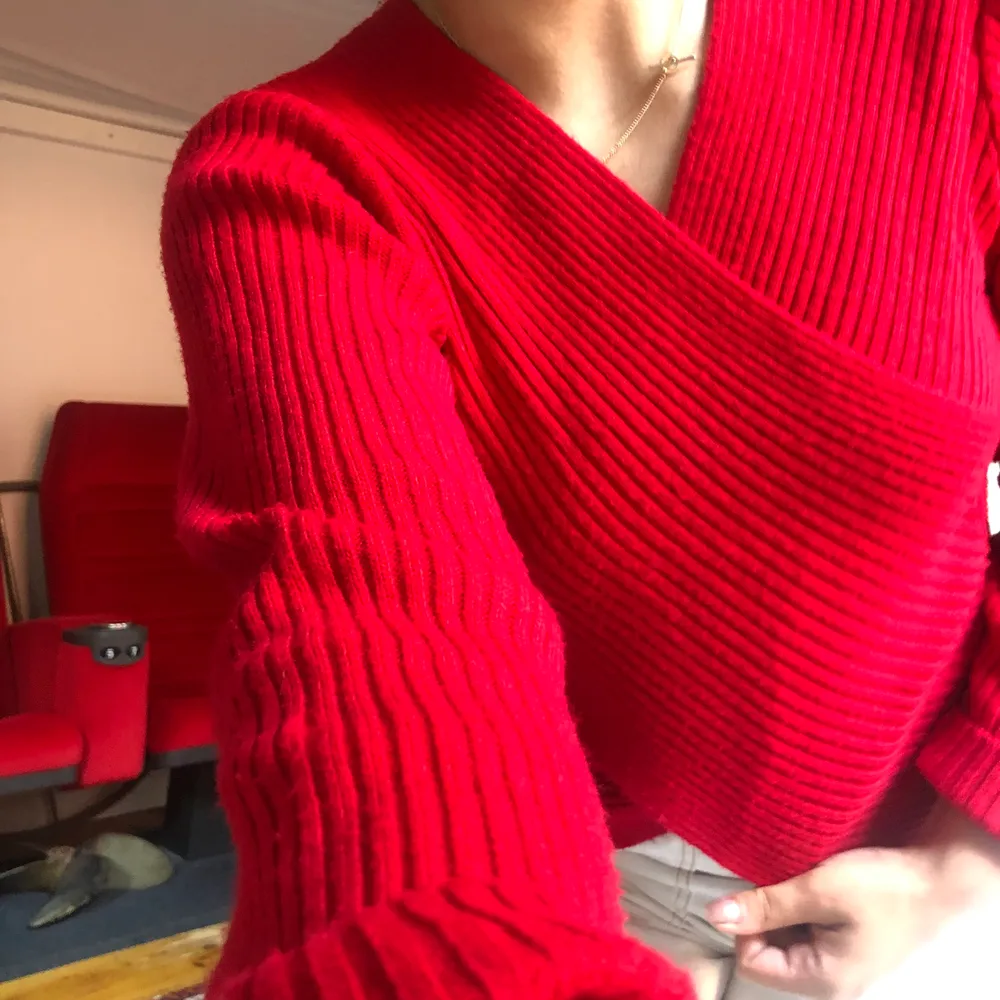 Så fin röd omlott tröja, använd fåtal gånger, mycket bra skick, frakt 43kr❤️♥️❤️♥️❤️♥️❤️. Tröjor & Koftor.
