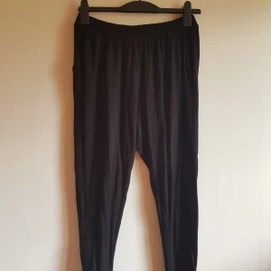 Svarta Haremsbyxor H&M (Medium) - Haremsbyxor i viskos. Har fickor!  Använt ett fåtal gånger. Denna modellen säljs ej längre så därmed svårt att få tag på. Kostade 149 kr men säljer för 75 kr. Inköpt för ca 1,5 år sedan. 