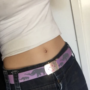 90s bälte  - Det här bältet är väldigt stretchigt och kan därför passa massor av olika midjemått!❤️ det kommer inte till användning så väljer därför att sälja! Om du har några frågor är det bara att höra av sig!!⭐️