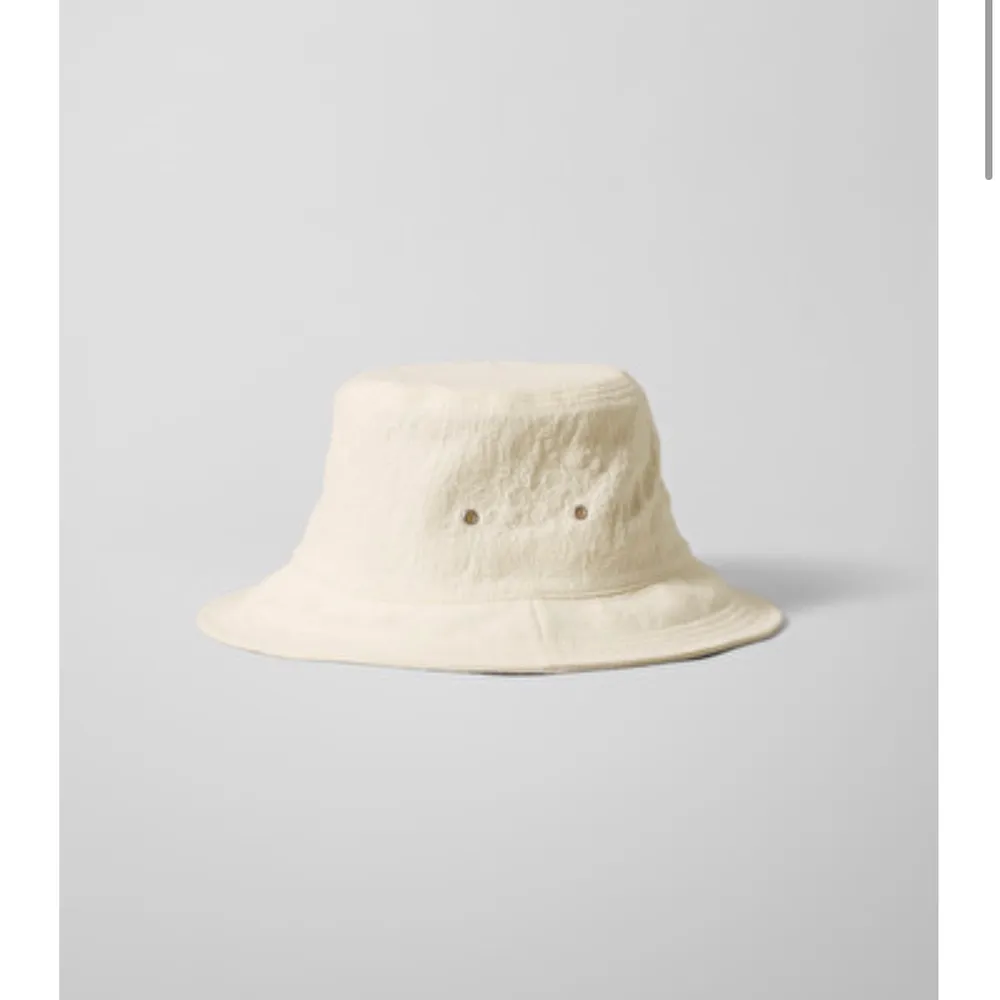 🌿 Nyköppt relaxed bucket hat från Weekday, har använts endast 2 gånger då jag tyvärr känner att den inte riktigt passar mig :( Tycker verkligen den är skitsnygg. Orginalpris är 300 från affär 🌿. Accessoarer.