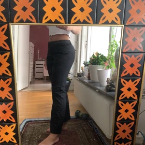 Snygga vida kostymbyxor - Säljer mina kostymbyxor som tyvärr blivit alldeles för små:( de är mellan-midjade och väldigt bekväma när de faktiskt passar! 