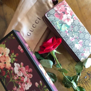 Gucci plånbok  - En äkta Gucci plånbok köpt för 5500kr, aldrig använd. Möts upp i Stockholm eller kan frakt tillkomma. Kontakta mig för fler bilder💕