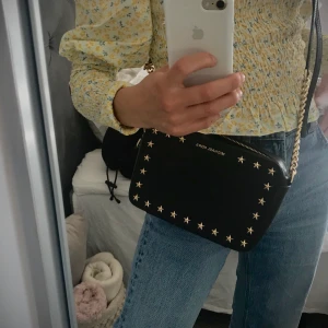 Väska - Säljer min fina Michael Kors väska som är så cool😎💕 Säljer då den ikte kommer till användning. Den är i helt nytt skick och kostade 2,300 kr som ny🧚🏼‍♀️  