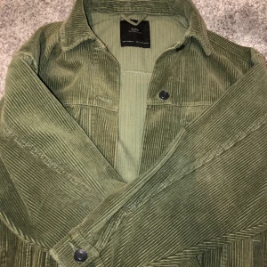 GRÖN MANCHESTERJACKA - Den väldigt populära och extremt snygga gröna manchesterjackan från Zara! Knappt använd då jag ej tycker den passar mig. Väldigt bra skick.