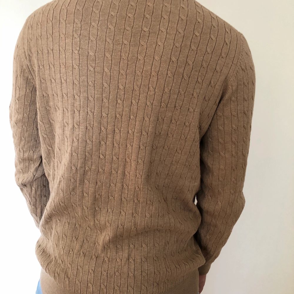 Långärmad beige tröja från Dressmann, aldrig använd. . Tröjor & Koftor.