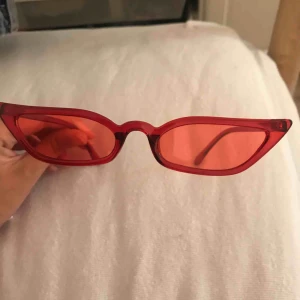  - Röda supersnygga solglasögon köpts på Bali för 400kr. Har använt dom ett fåtal gånger så de är i perfekt skick! 