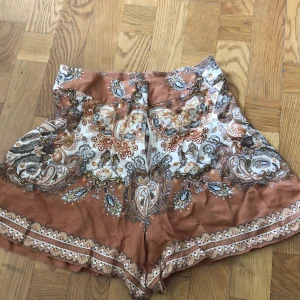 Shorts  - Superfina mönstrade shorts. Inköpta från hm använda en gång. Ev frakt tillkommer 🌸