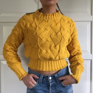 Senapsgul &otherstories tröja  - Senapsgul tröja från &other stories los angeles atelier. Tröjan är knappt använd och väldigt tjock i materialet. Går in vid både midja och armslut! Jag är S och den funkar! 