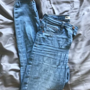 Jeans - Säljer dessa tighta jeansen fr Gina strl S! Använda i bra skick, lite uttöjda uppe på låren annars i perfekt skick!