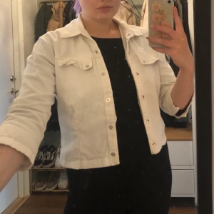 Vår/sommarjacka - En fin vår/sommarjacka från westerlind design x Birgitta. Frakt ingår i priset. 