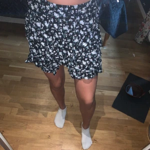 Blommig kjol - Jätte fin och skönt material nu till sommaren. Den har tyvärr blivit för liten.