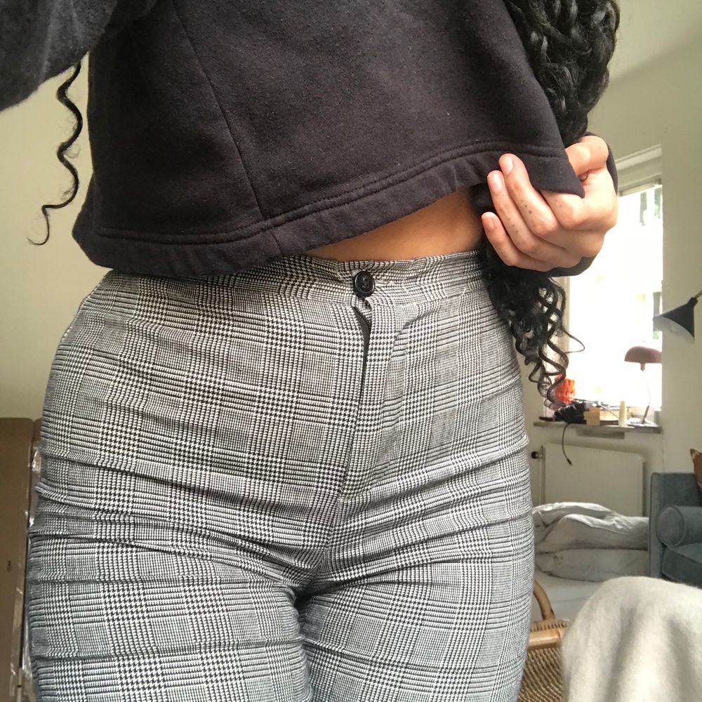 Kostymbyxor från brandy Melville. Högmidjade och slutar vid halvvägs längst mina vader, jag är 180cm. Inga fläckar eller hål! Köparen står för frakt. Skriv gärna om du har några frågor eller vill ha fler bilder! Pris kan diskuteras. 😝. Jeans & Byxor.