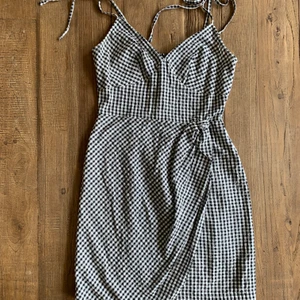 Asos kläning  - Jätte fin rutig sommar klänning från Asos som knappt använts och är i bra skick. Frakt tillkommer