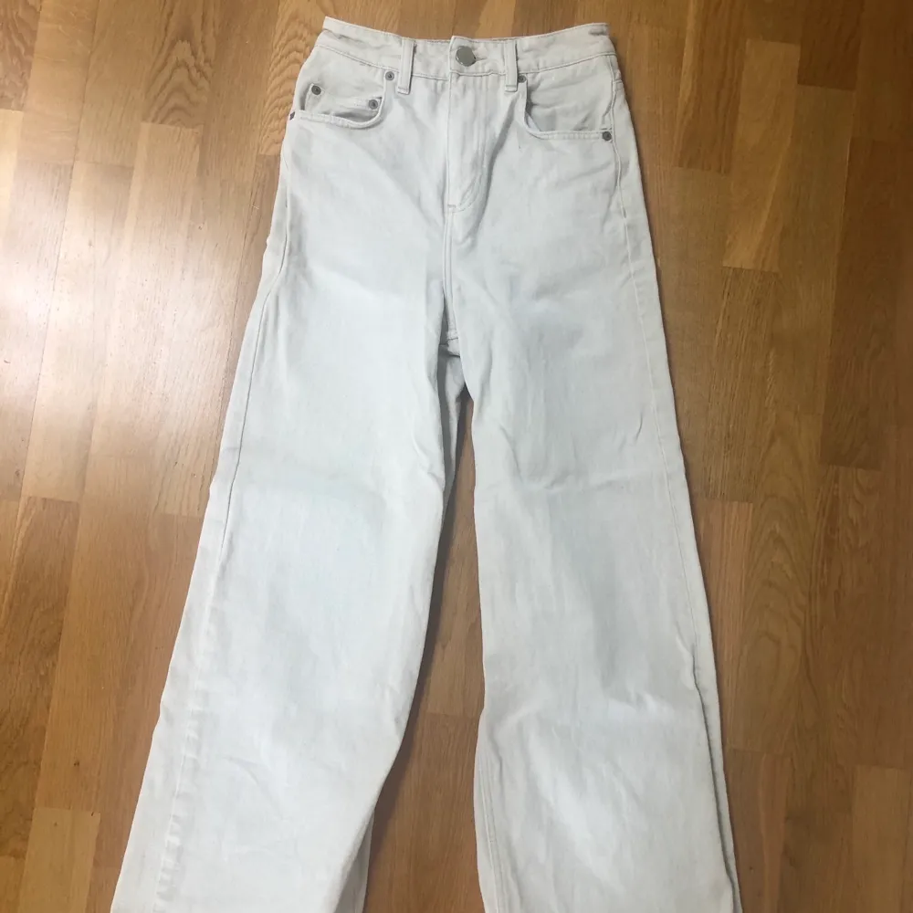 vita jeans från asos i storlek W24 L36. Nyskick! Skriv för mer bilder. ( Ganska korta i modellen ). Jeans & Byxor.