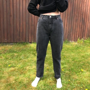 Momjeans - Gråa momjeans från Monki. Modell Kimomo Relaxed High. Strl 32. Köparen står för frakt 🧡
