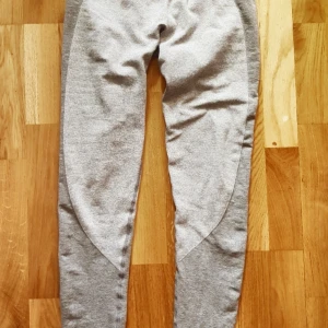 Gymshark flex tights  - köpte dessa begagnade men dom var bara amvända ett fåtal gånger och är i riktigt gotr skick. endast provade då jag inte tyckte dom passade mig. storlek M