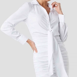 Klänning - fin klänning från nakd! går till mitten av låren (jag är 1,63), använd en gång! köparen står för frakten💗✨ 