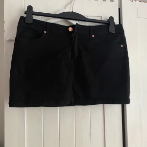 Kjol  - Svart kjol i strl 40!