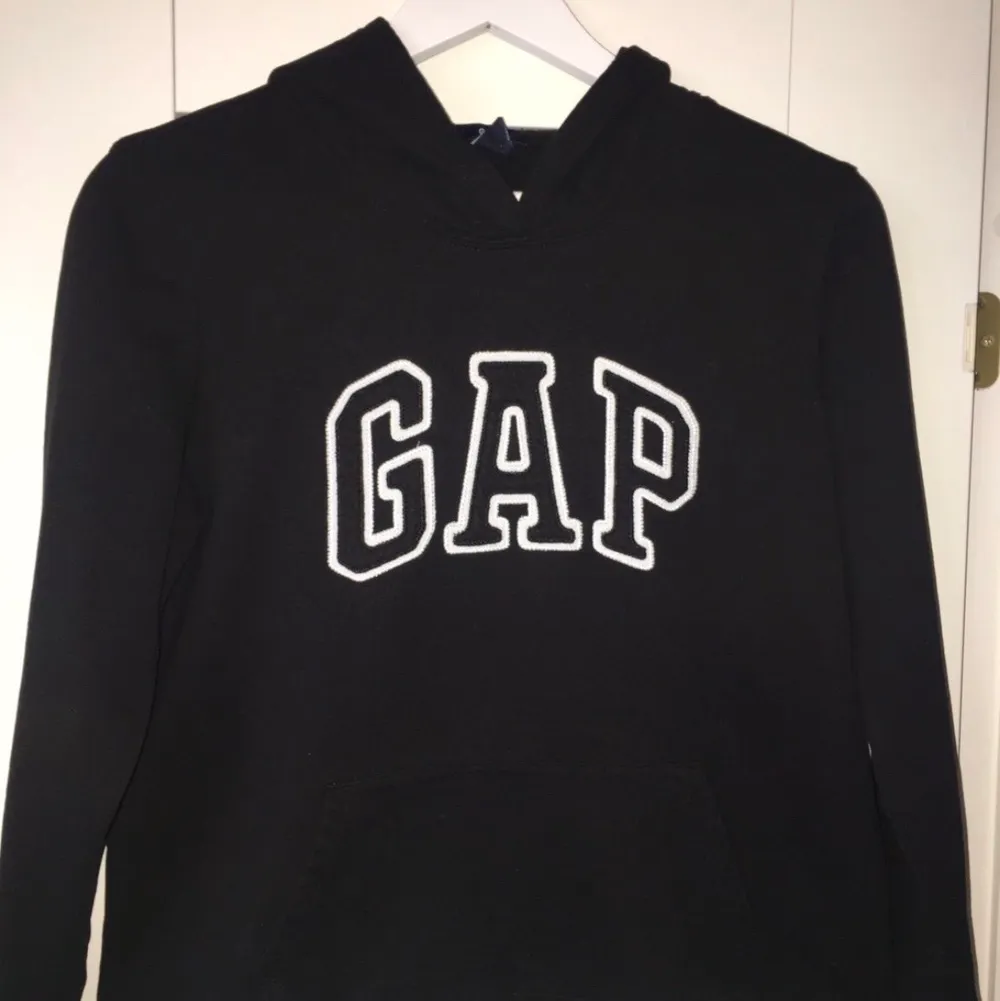 Svart GAP hoodie i storlek L (barnstorlek), motsvarar ungefär XS i vuxenstorlek. Är i väldigt bra skick, mjukt material. Köpt på sellpy men passade tyvärr inte. Köparen står för frakten. . Hoodies.