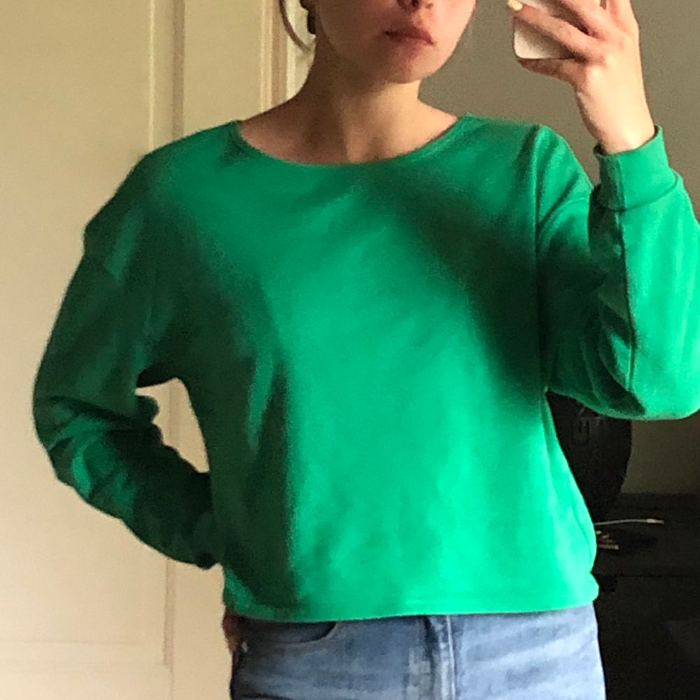 en tröja med en jättefin grön färg!! knappt använd💓💓💓. Huvtröjor & Träningströjor.