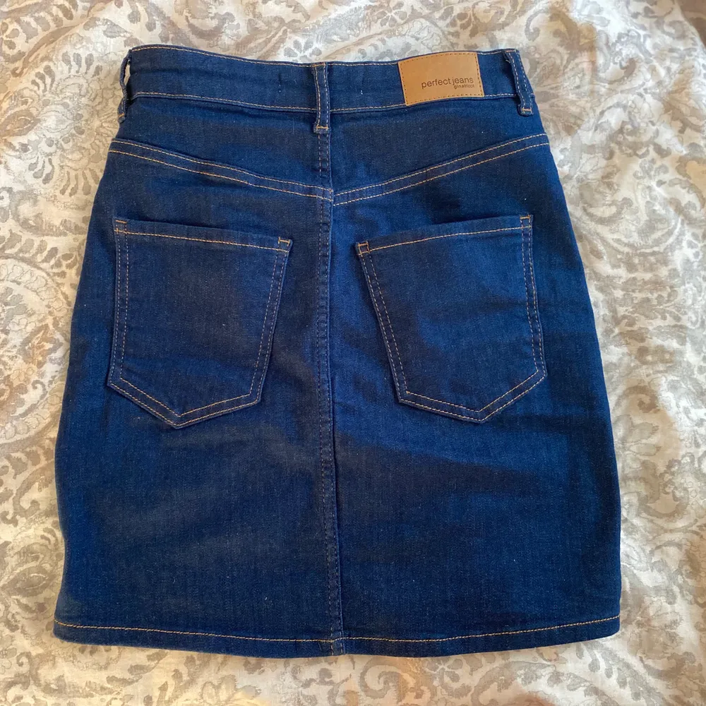 As snygg formad och stretchig jeans kjol ifrån Gina! den har ”äkta” mörk jeans färg och skönt material 😍 i storlek S, passar även M som jag brukar ha. Helt oanvänd med prislapp kvar pga av dubbelköp🥰köpt för 279💗. Kjolar.