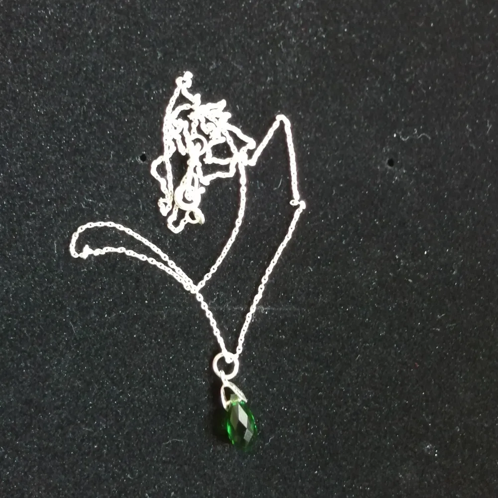 Silver halsband med grönt hänge. Använd enstaka gång (äkta silver) 💞. Accessoarer.
