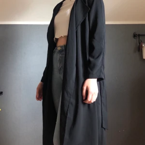 Trenchcoat  - En tunn trenchcoat från Lager157 som är använd en gång. Går till knäna på mig som är 165cm. Frakt tillkommer