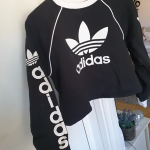 Adidas originals croppad sweatshirt - Väldigt snygg swearshirt från Adidas. Lite liten för mig. Strl 36. Nyskick 