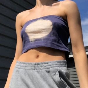Mörkblå bandeau med tiedyedetalj - Snygg bandeau topp med tiedyead detalj. I övre sömmen finns ett resårband vilket gör att den sitter på plats mycket bra. Frakt på 11 kr tilkommer💙