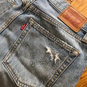 Levis-kjol - En skitsnygg jeanskjol från levis med slitningar. För står för mig!