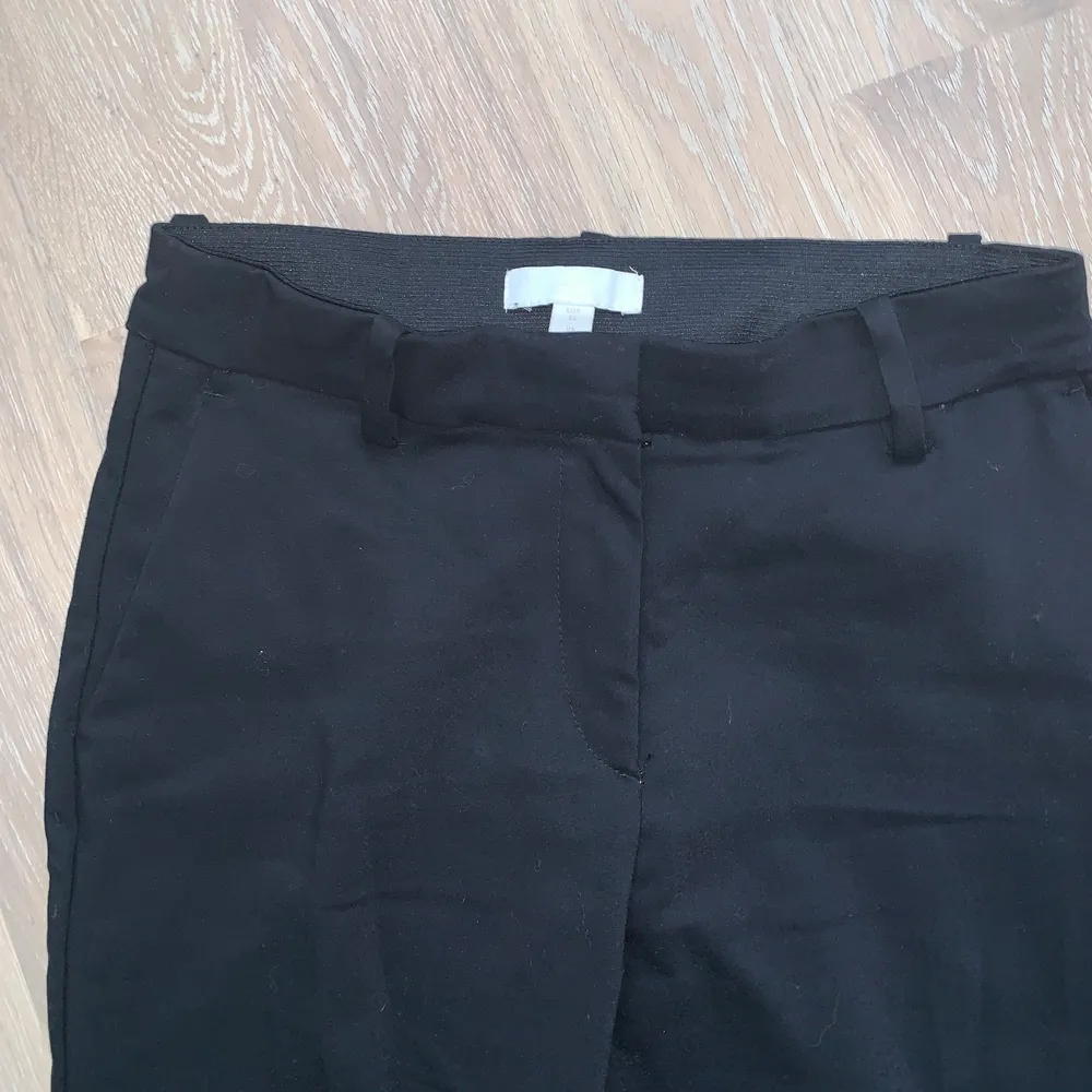 Svarta kostymbyxor i strl 36 från H&M. Ena hylsan där man stänger är borta, vilket syns på bild 3. Detta är däremot inget som syns när byxorna sitter på. Använda ca 5 gånger. Pris 90kr + frakt. Jeans & Byxor.