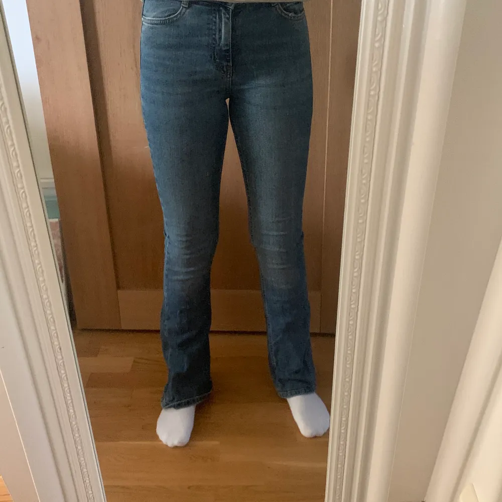 Snygga bootcut jeans från ginatricot!⚡️ Superbra skick, nästan aldrig använda🤍. Jeans & Byxor.