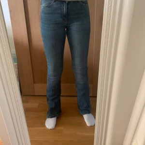 Blå bootcut/flare jeans - Snygga bootcut jeans från ginatricot!⚡️ Superbra skick, nästan aldrig använda🤍